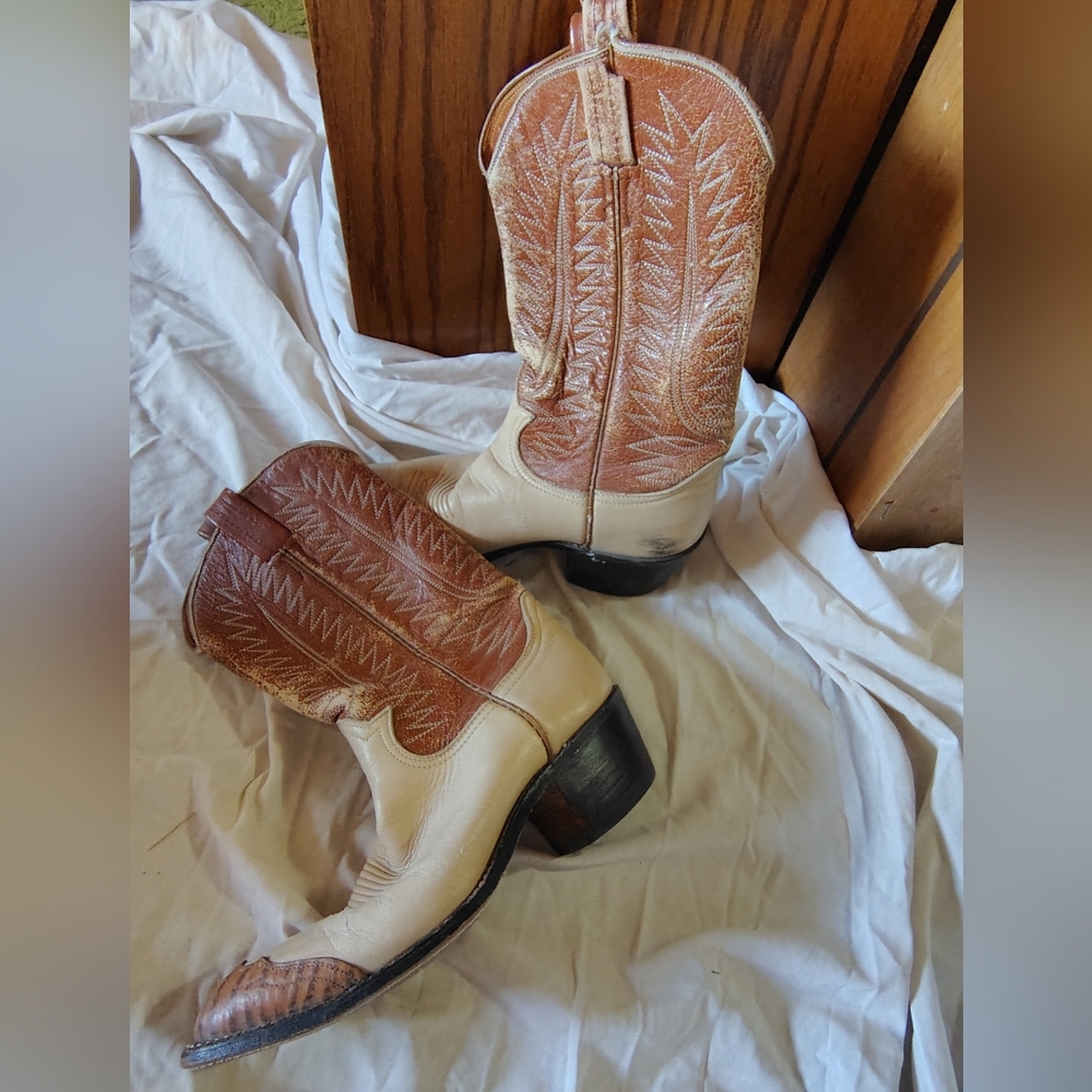 Western Tan and Cream Vintage Leather Cowboy Boots - Picture 2 of 7
